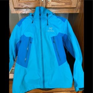 Arc’teryx Gore-Tex shell jacket size M.